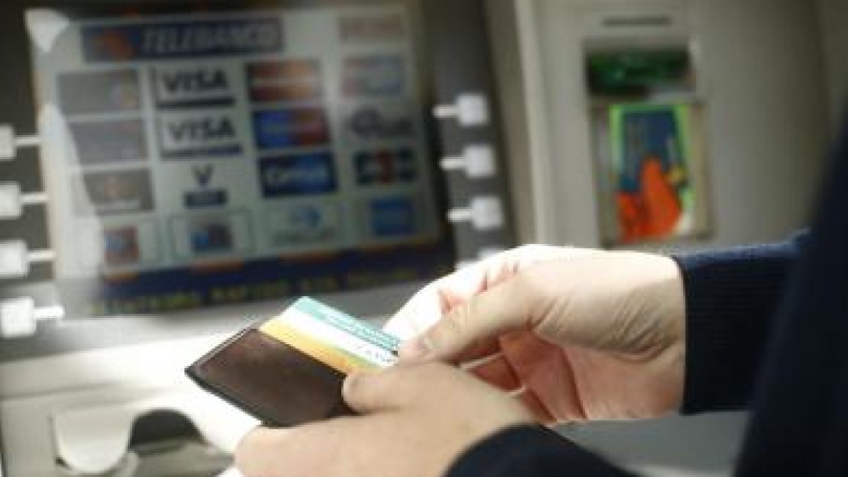 Llegan las comisiones por sacar dinero.