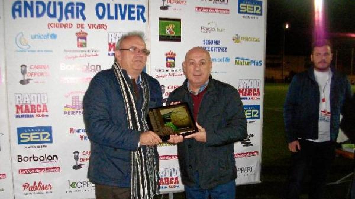 Juan Andújar Oliver con el alcalde de Vícar Antonio Bonilla.