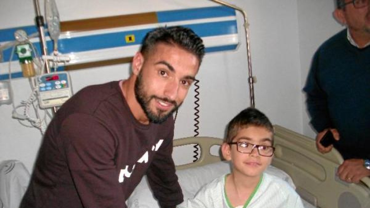 Chuli feliz con los niños en el hospital de Torrecárdenas.