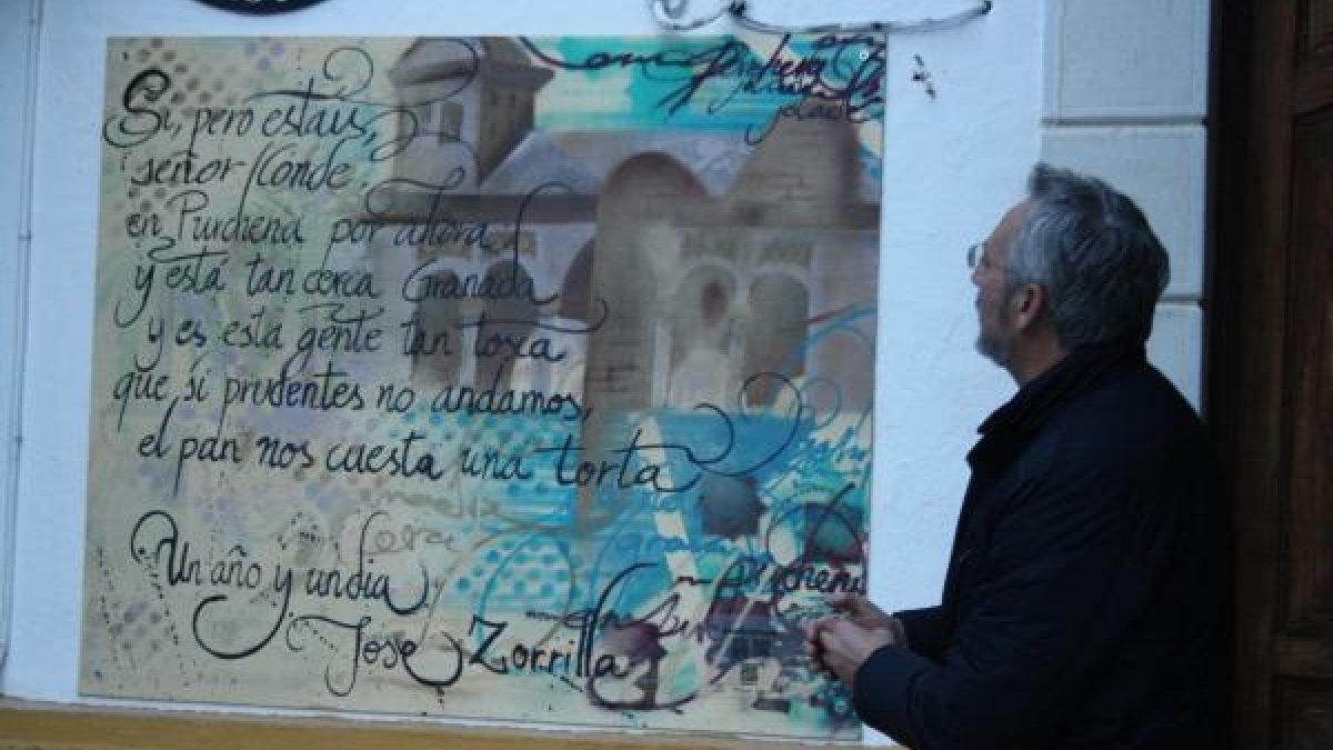 Una de las paradas ante una obra en la ruta de inauguración del proyecto histórico.