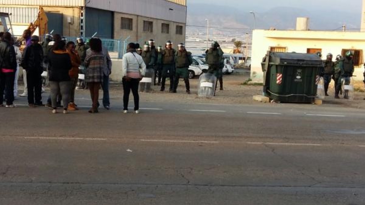 Agentes antidisturbios vigilan el acceso al edificio ocupado por familias gitanas