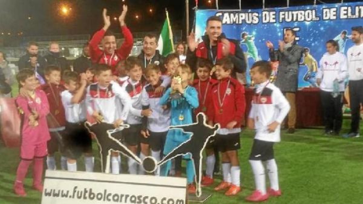 Los niños de La Cañada celebrando.