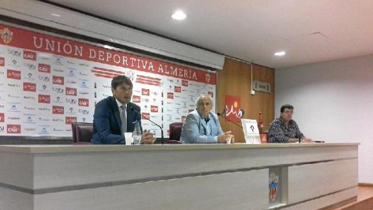 No hace tanto que Alfonso presentaba a Joan Carrillo en el mismo escenario y a la misma hora.