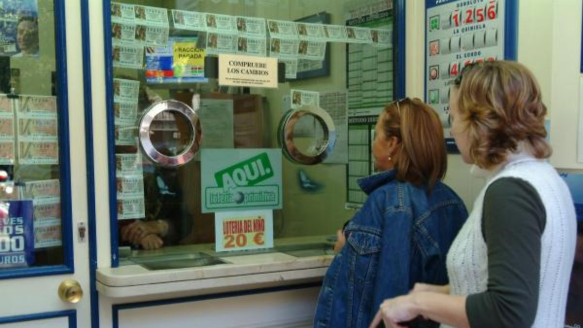 Dos mujeres buscan billetes de El Niño.