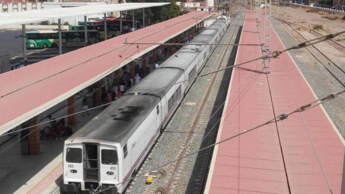 Imagen de un tren Talgo en la estación intermodal de Almería.