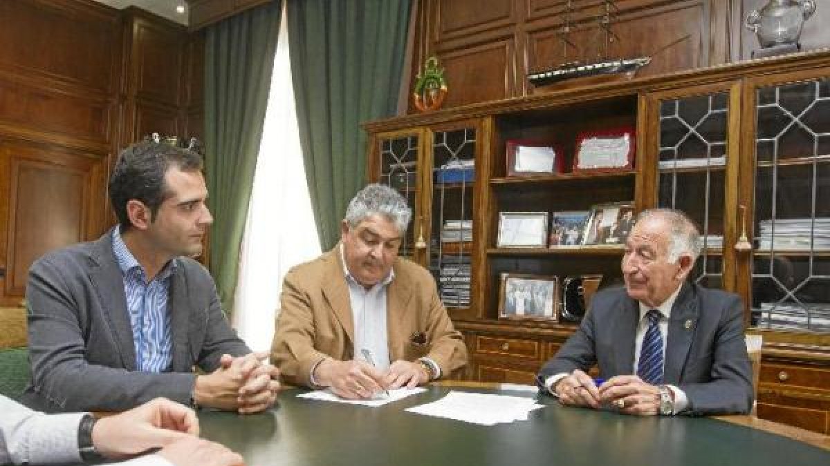 Momento de la firma en el Palacio Provincial