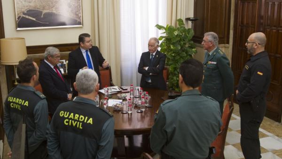 Imagen de la reunión llevada a cabo ayer en la subdelegación del Gobierno.