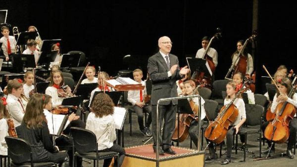 La Orquesta Infantil recibe el aplauso del público.