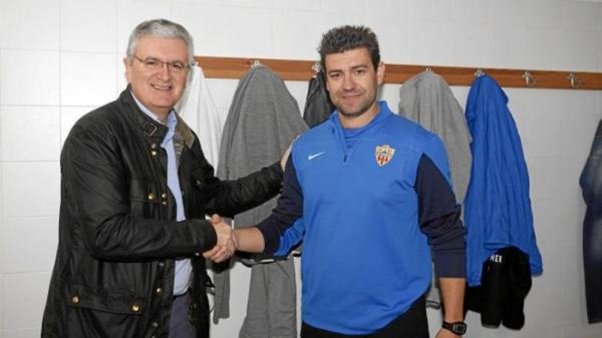 El consejero Bonillo con el nuevo entrenador.