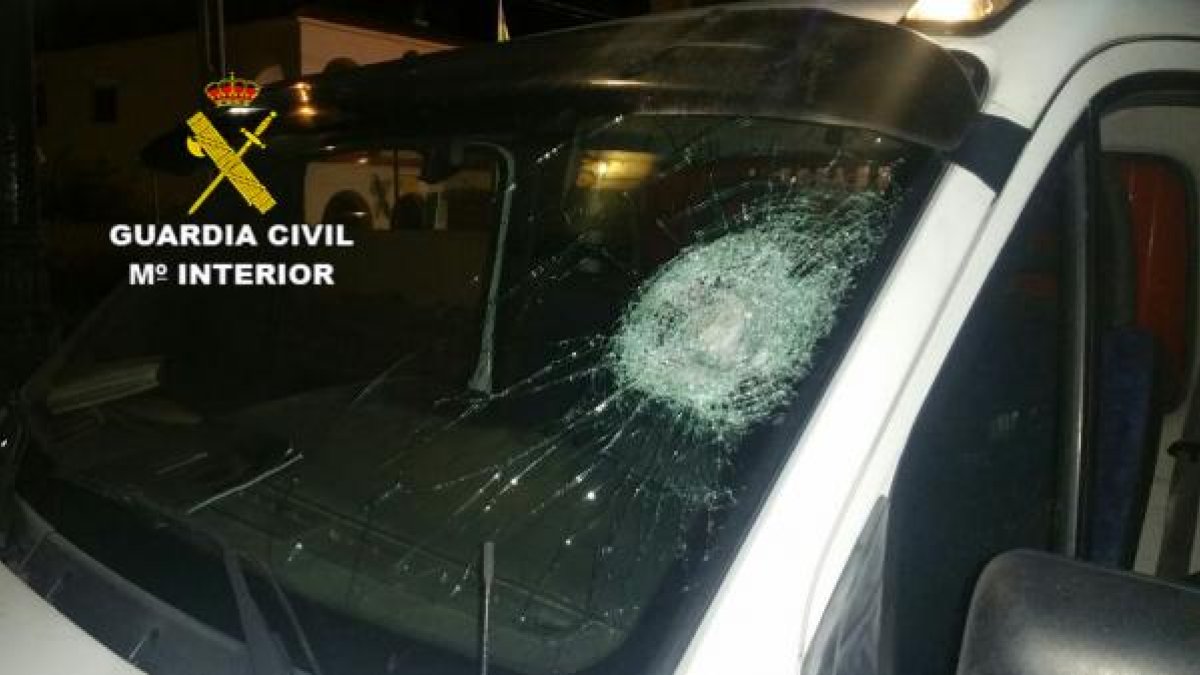 Uno de los coches golpeados.