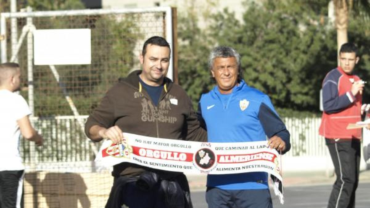 La Peña Orgullo Almeriense regaló una bufanda al míster.