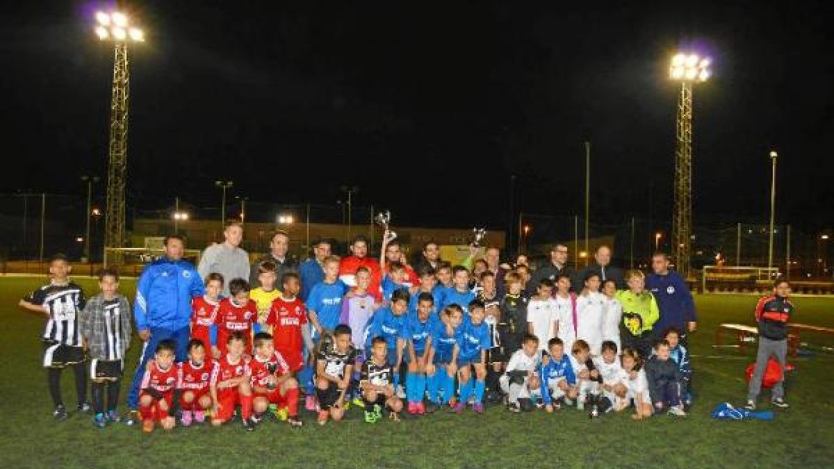 Los equipos posan con sus trofeos.