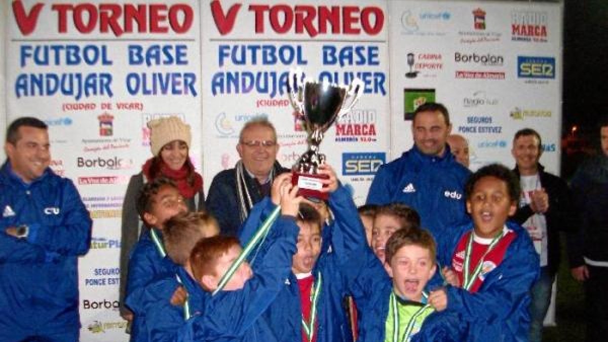 El Ciudad de Roquetas levanta al cielo de Vícar su trofeo.