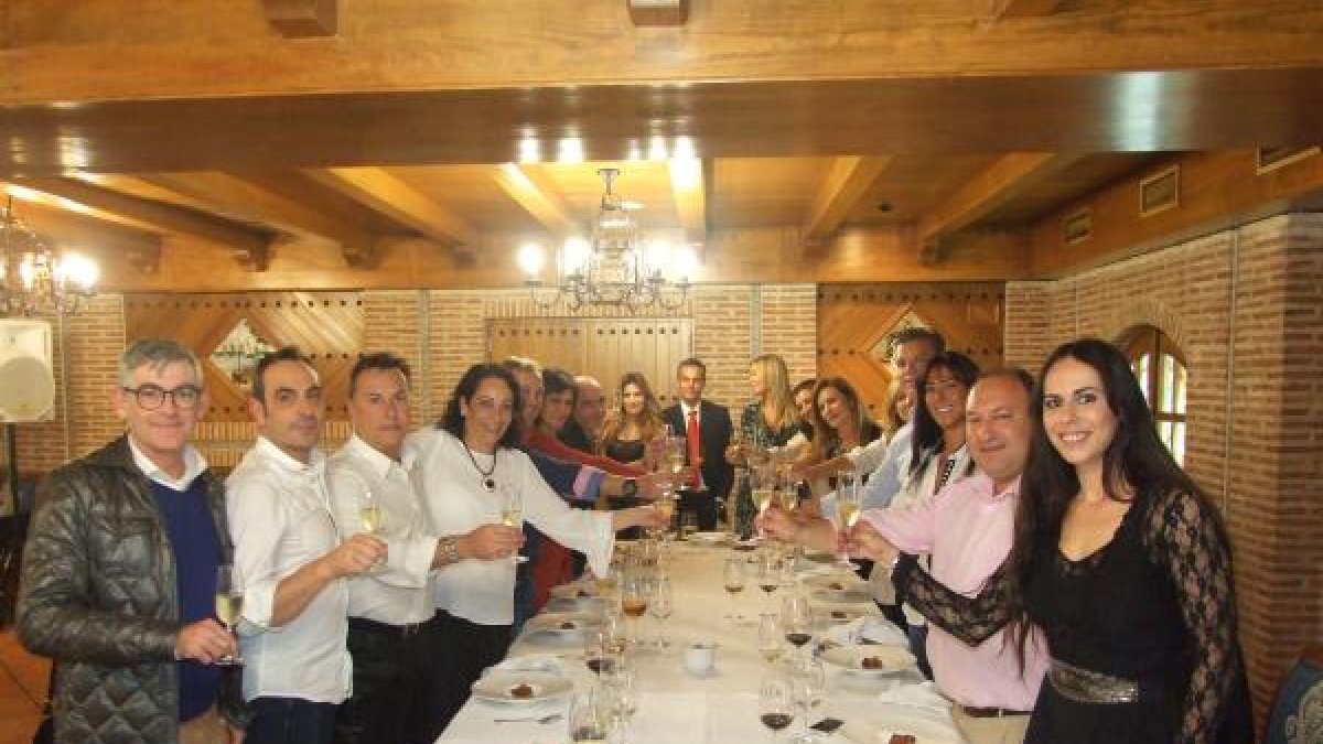 El brindi tras la cena de los comensales asistentes a la celebración.