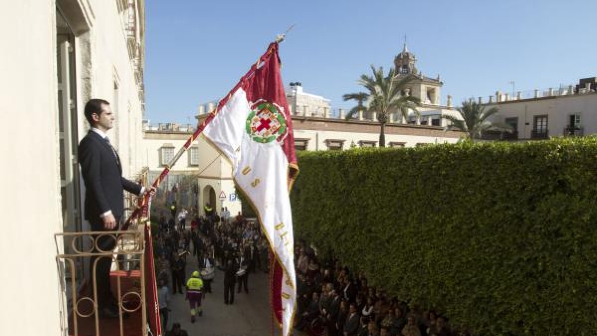 El alcalde escucha atento el himno de España.