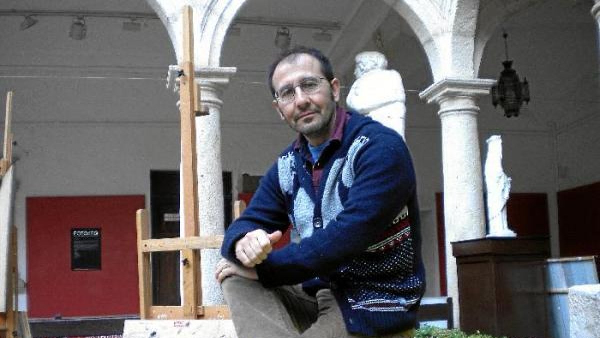 Juan José Torrecillas  vuelve casa por Navidad y siempre se da una vuelta por su querida Escula de Artes.