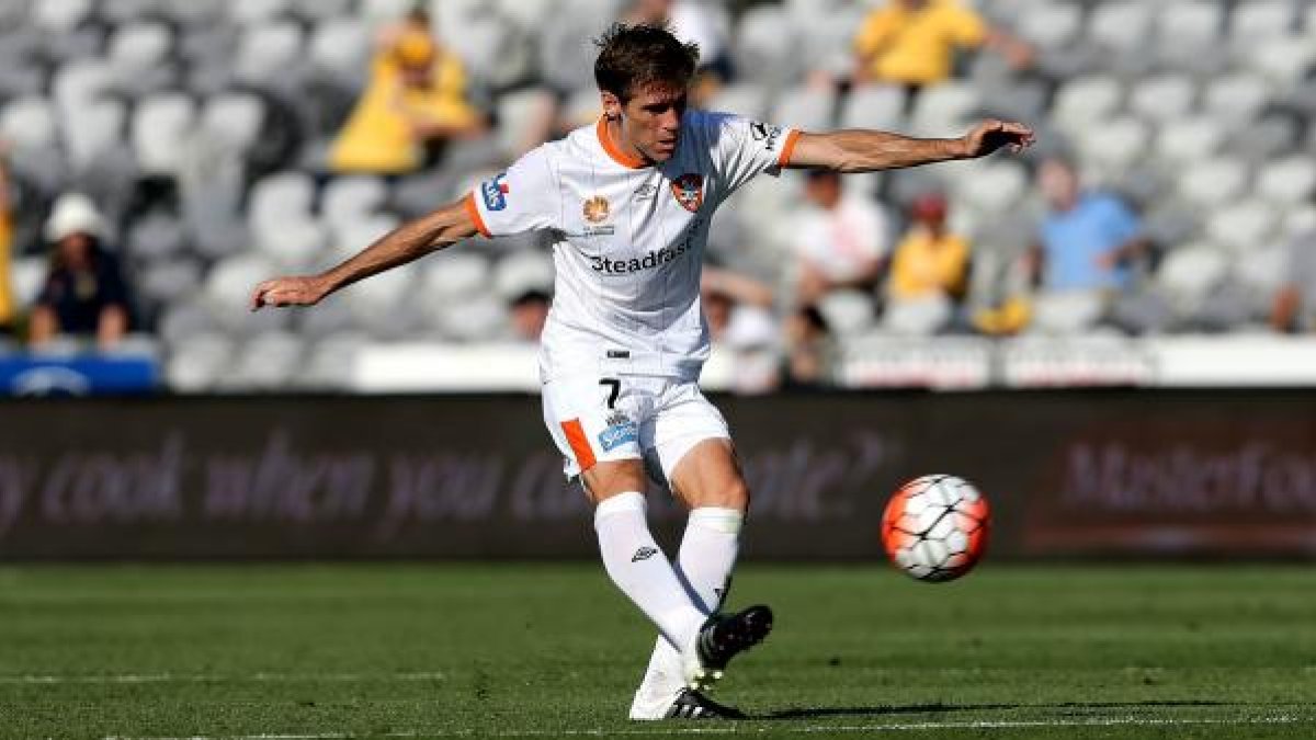 Corona golpea la pelota en un partido con el Brisbane Roar.