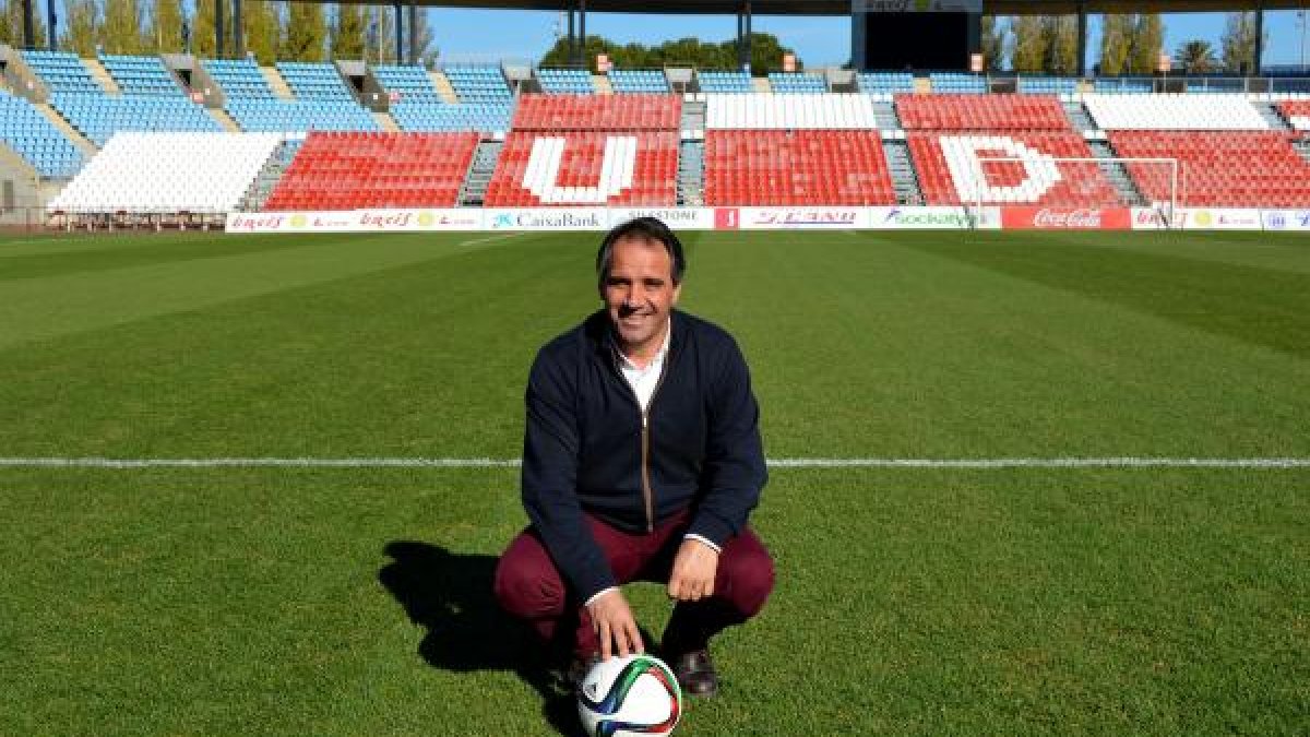Juanjo Segura, en la hierba del Estadio Mediterráneo.