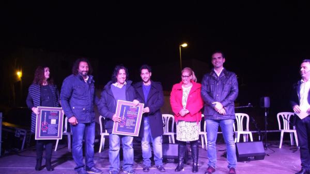 El alcalde y la presidenta de la Asociación Nuestra Señora de la Paz, con los galardonados con la Candela de Oro, Ana Mazón; y de Plata, Josele padre