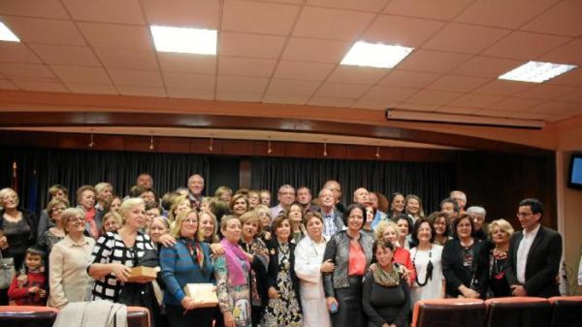 Foto de familia de los jubilados y autoridades en Torrecárdenas