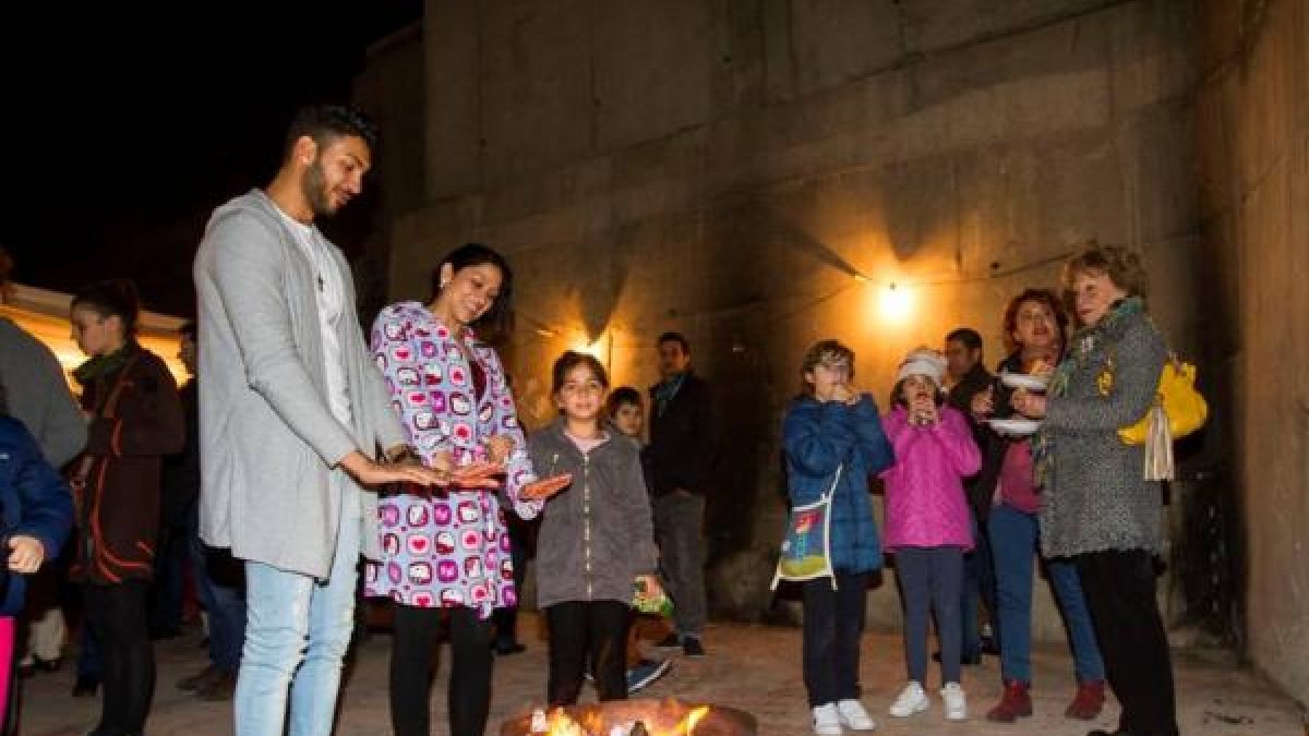 Vecinos de La Chanca celebrando la Noche de las Candelas.