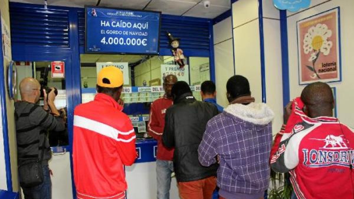 Colas para comprar más lotería.