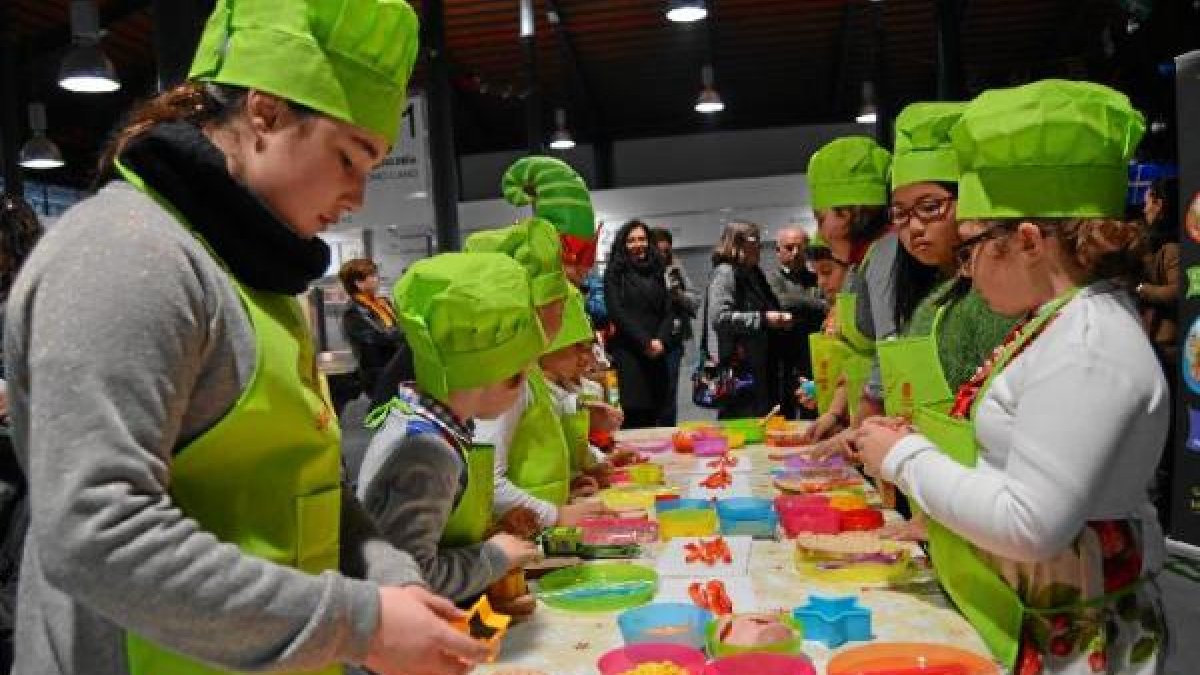 Participantes en el taller culinario infantil.