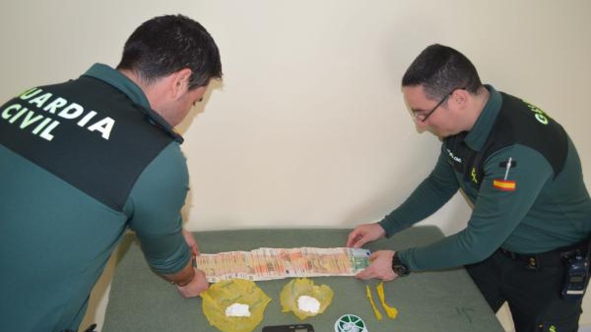 Material encontrado en el punto de venta de droga.