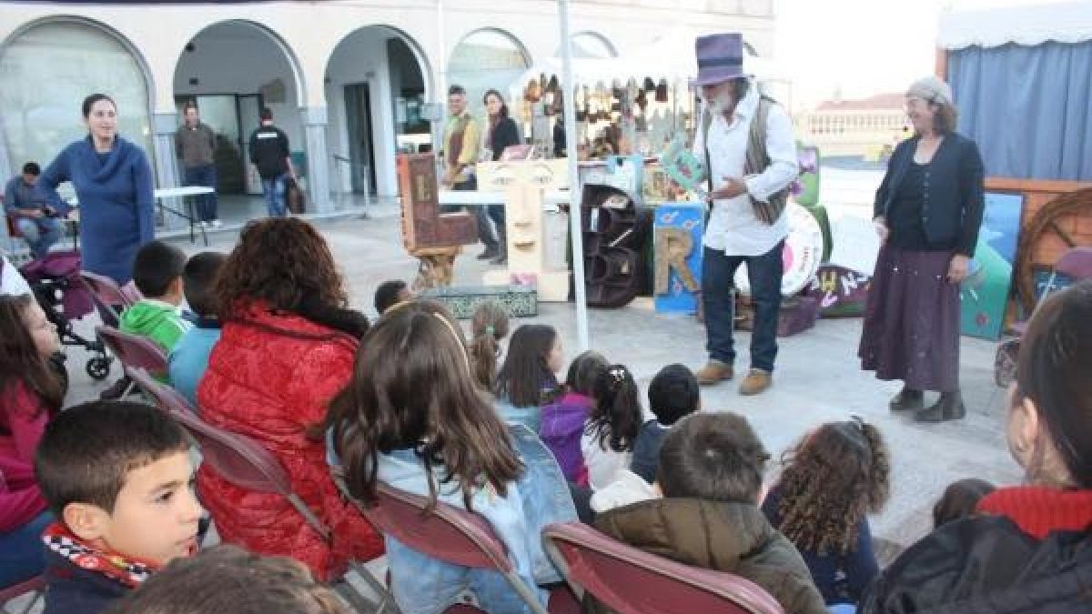 Mercado celebrado en la Plaza del Ayuntamiento de Serón.