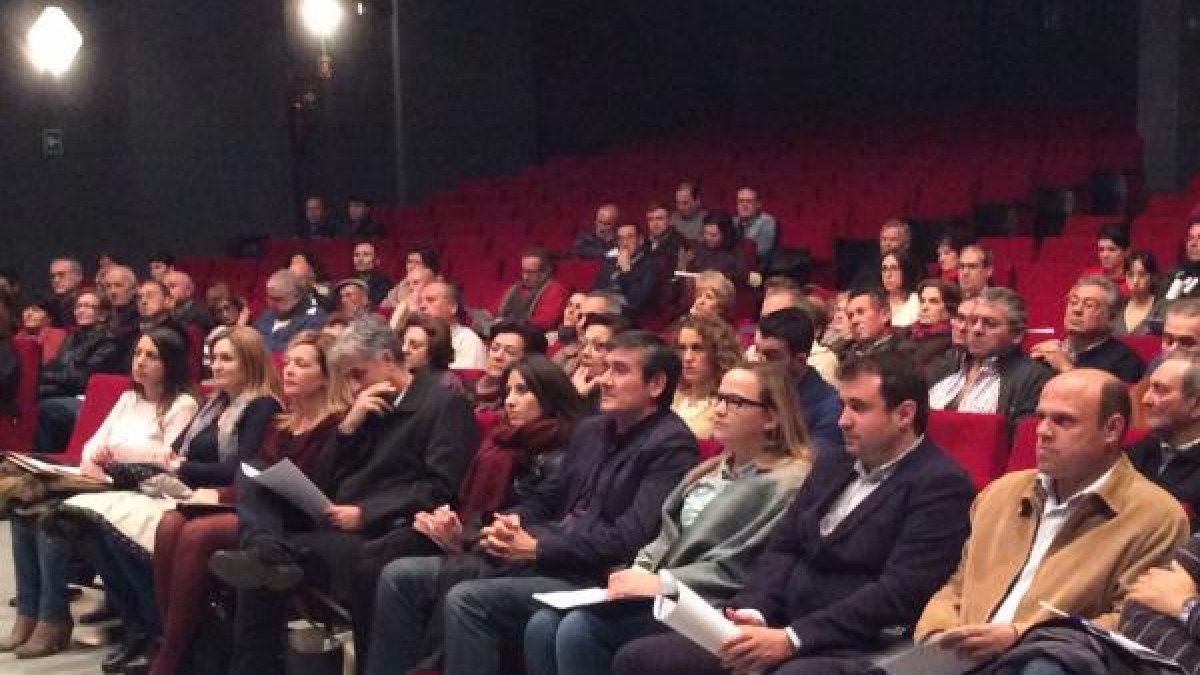 Reunión que se celebró ayer con los vecinos del municipio, donde fueron informados de las actuaciones.