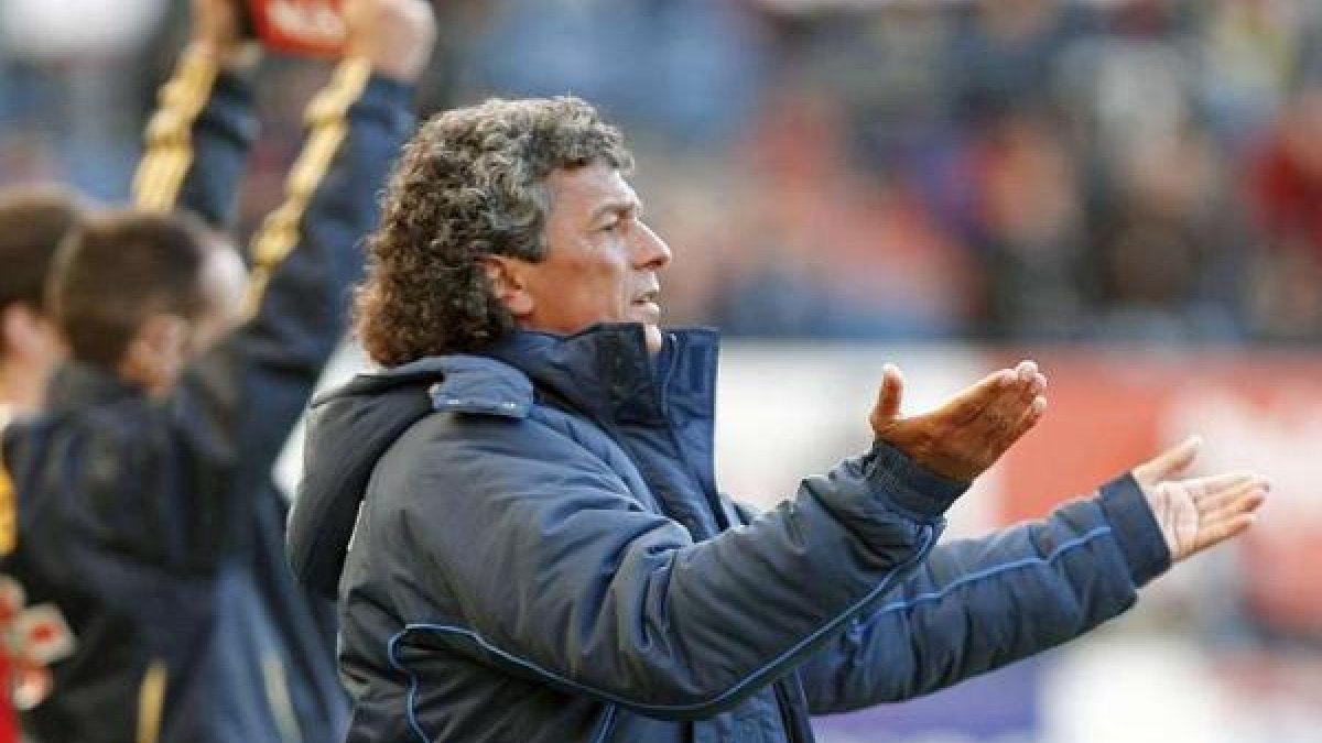 Néstor Gorosito en el banquillo del Xerez.