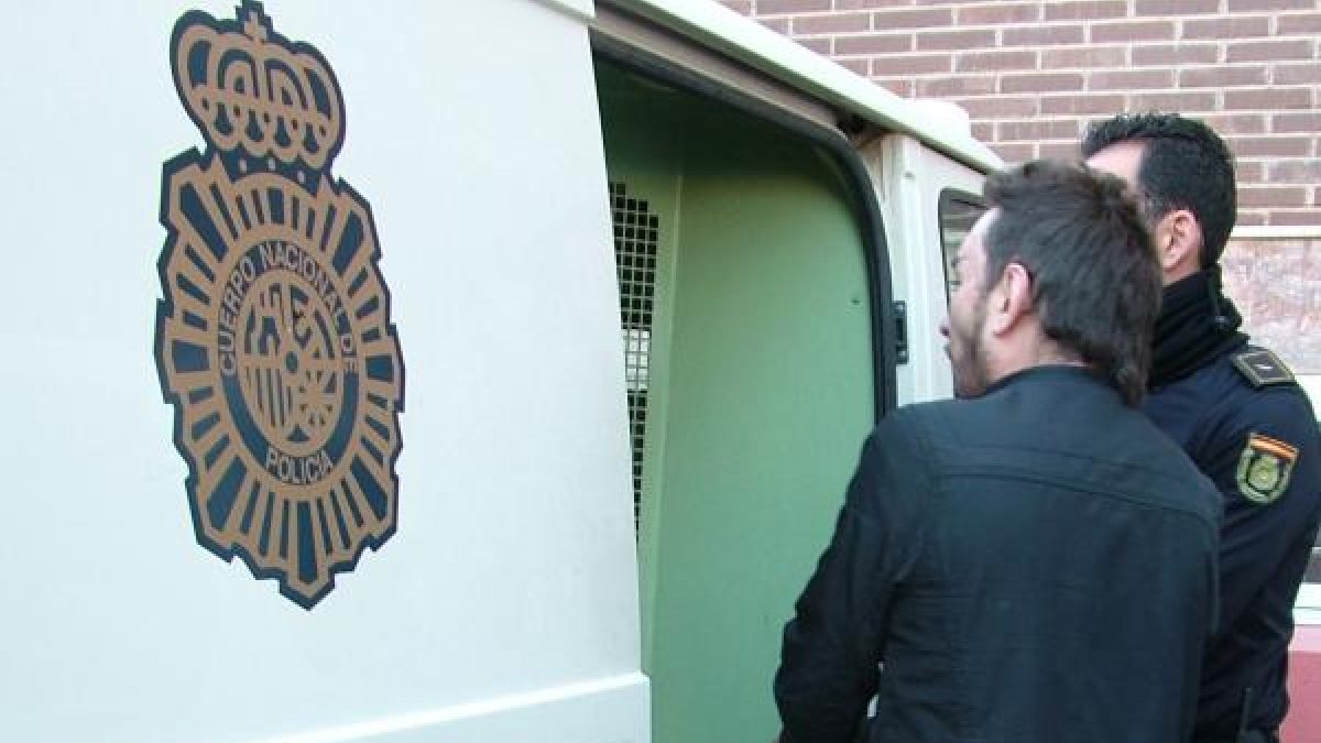 El agresor entre en un furgón