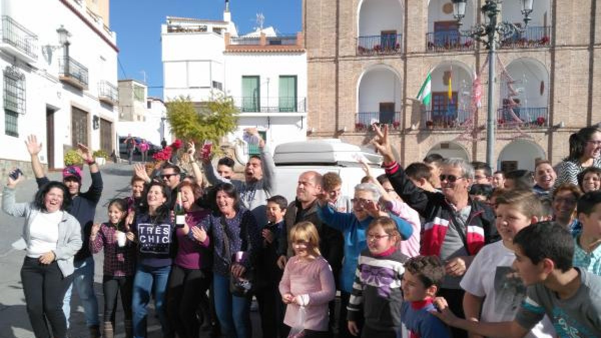 Fiesta con cava en la plaza.