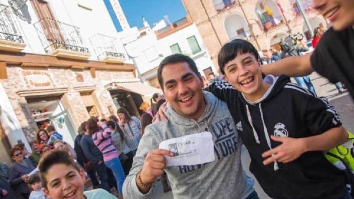 Afortunados celebrando el premio en Laujar.