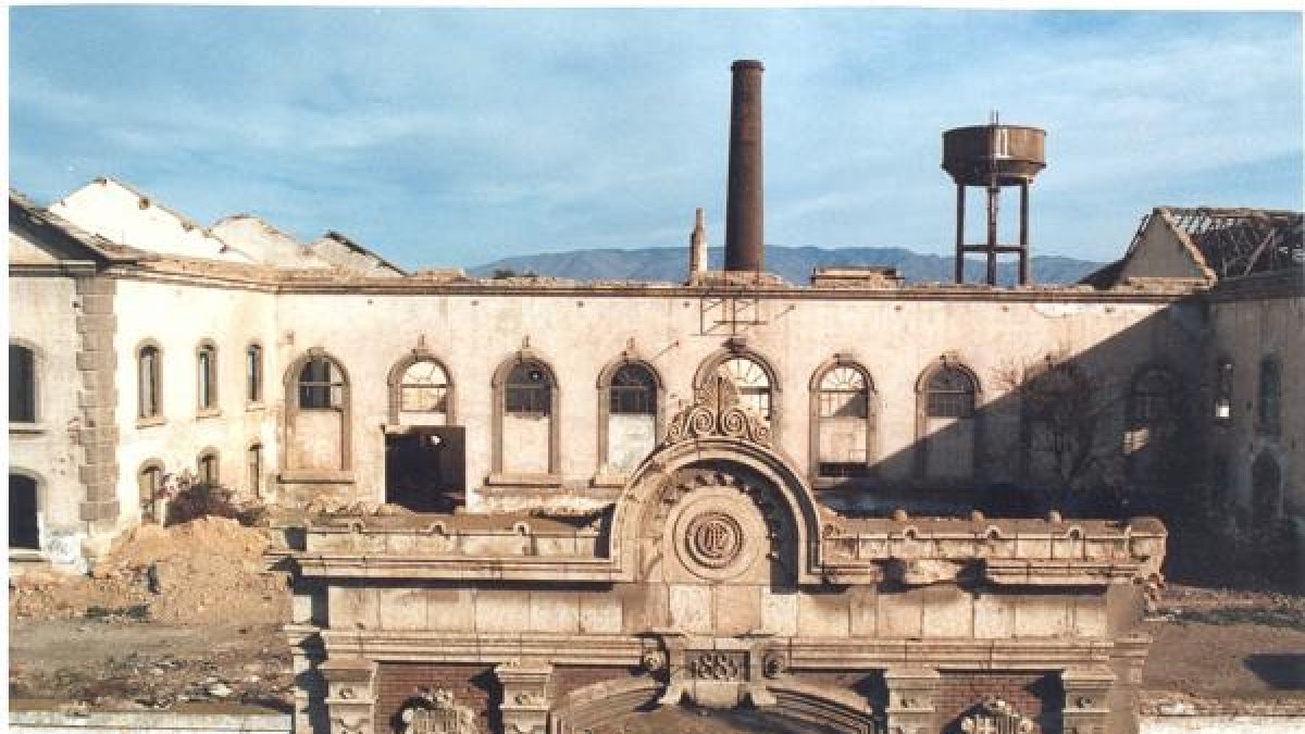 La puerta  berrroqueña es el único vestigio que queda de esa azucarera que fue cárcel durante y después de la Guerra.