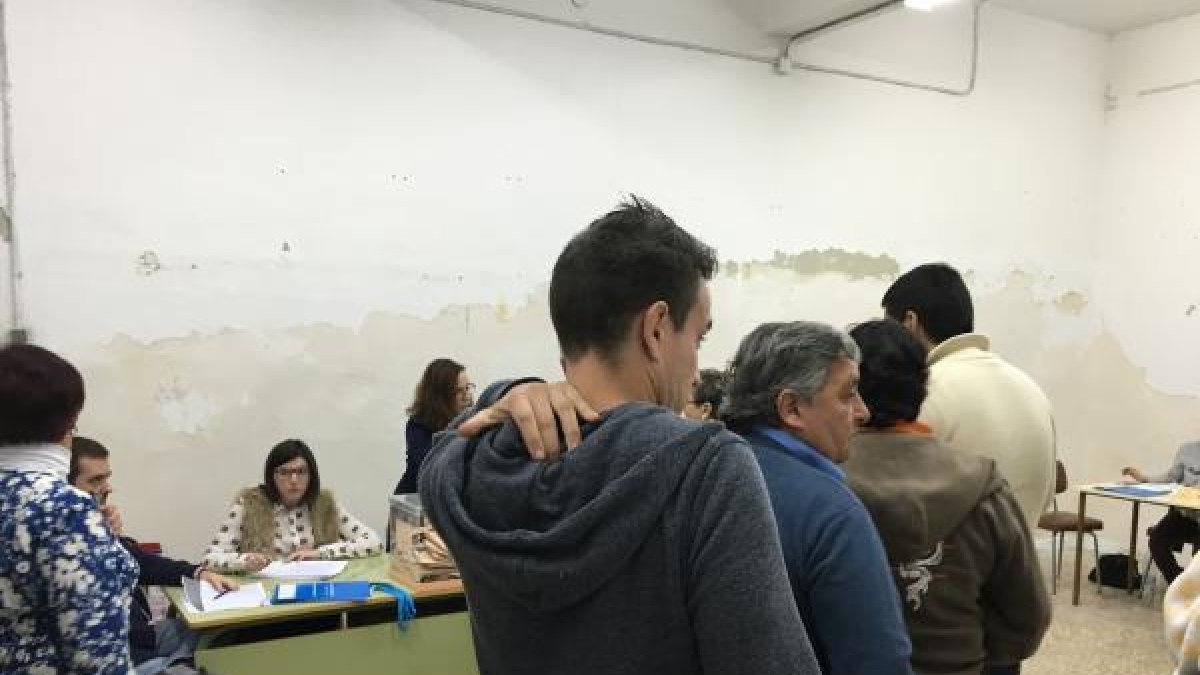 Colas para votar en un colegio electoral de Albox.