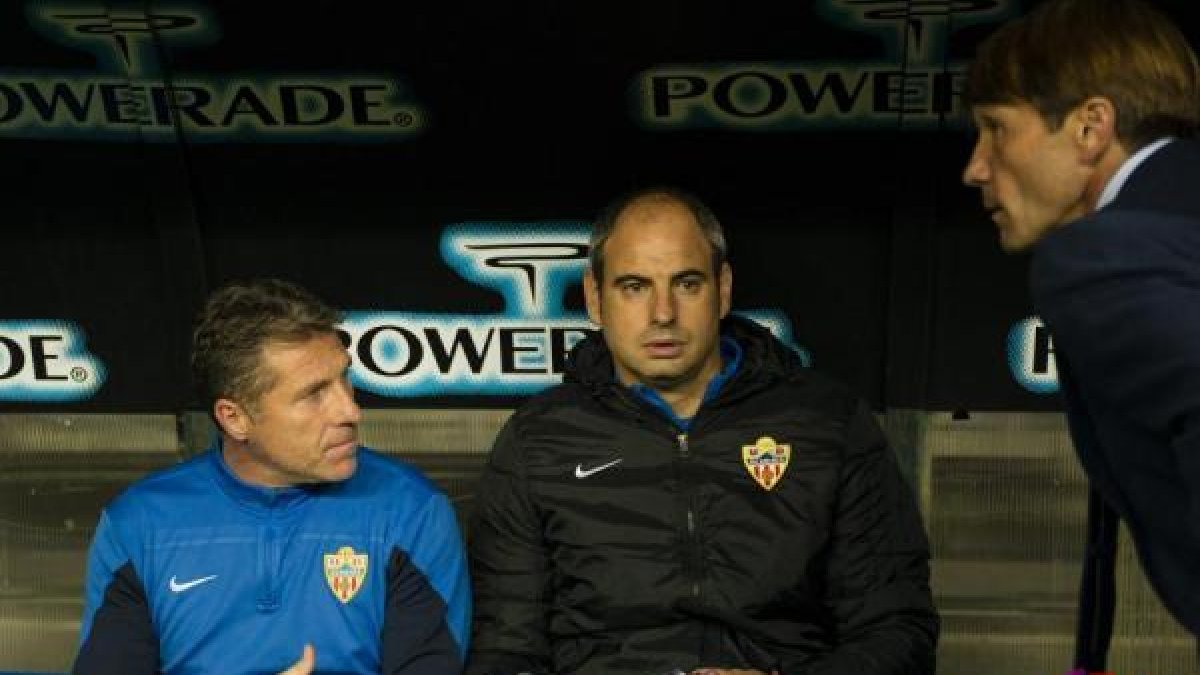 Banquillo del Almería en Oviedo.