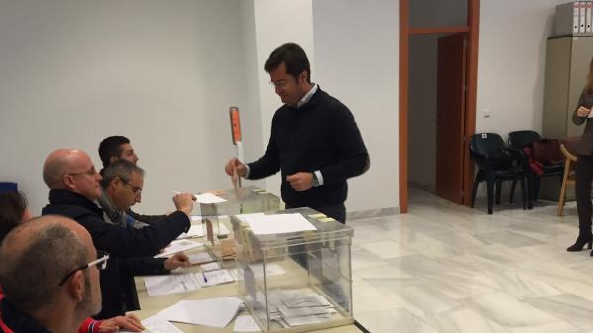 Francisco Góngora esta mañana ejerciendo su derecho al voto.