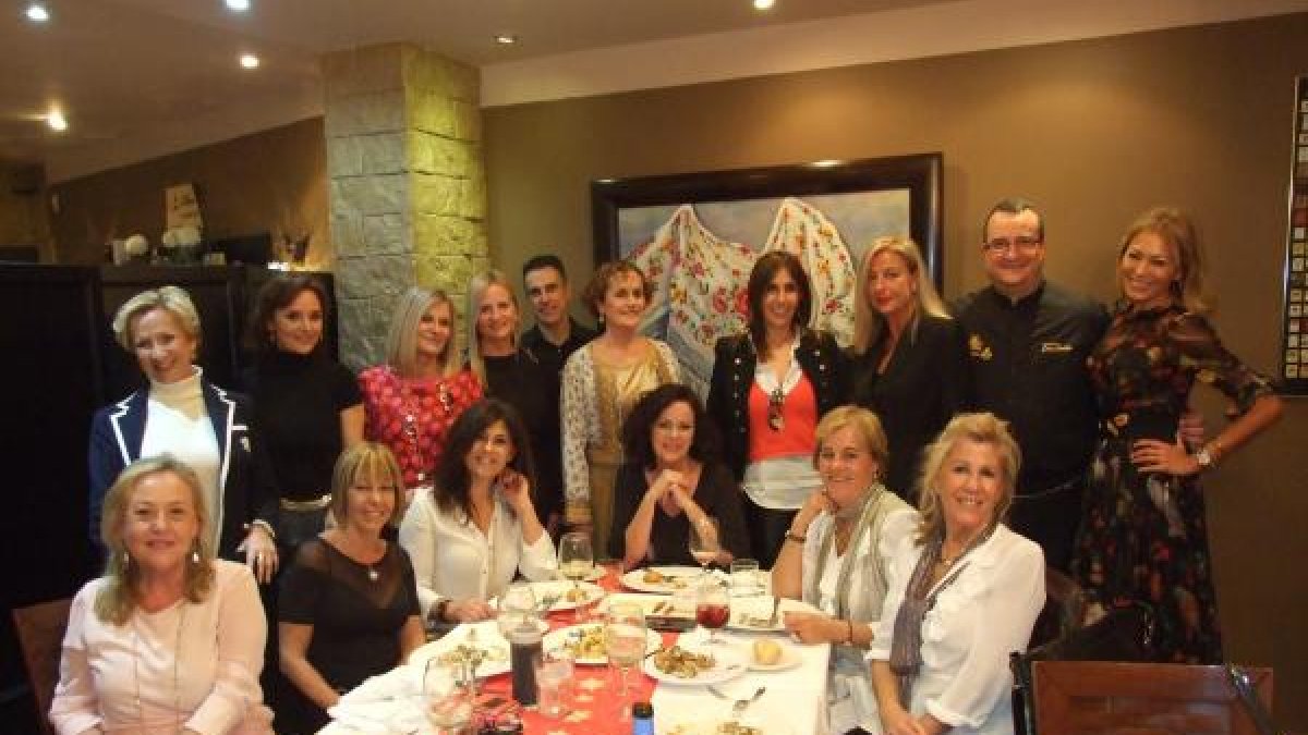 Señoras de la high almeriense, junto al propietario del restaurante y el maître