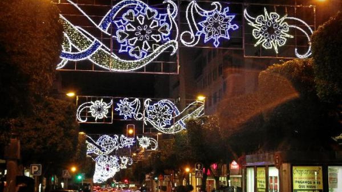 Un taxi circula por el Paseo de Almería iluminado por Navidad en una foto de archivo.