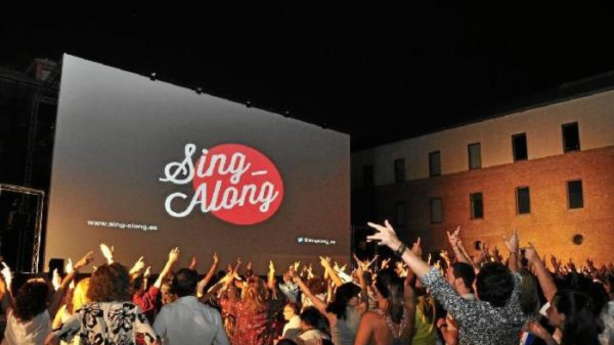 Asistentes a una proyección al aire libre con el formato ‘Sing-Along’.
