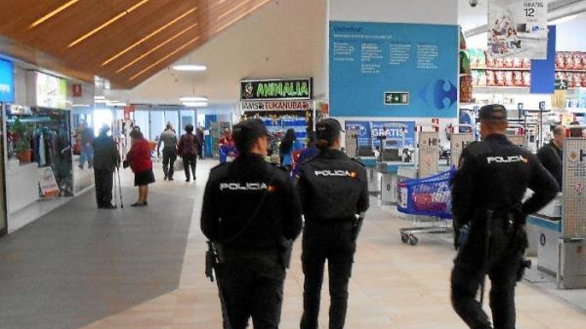 Policía Nacional en un centro comercial de la capital