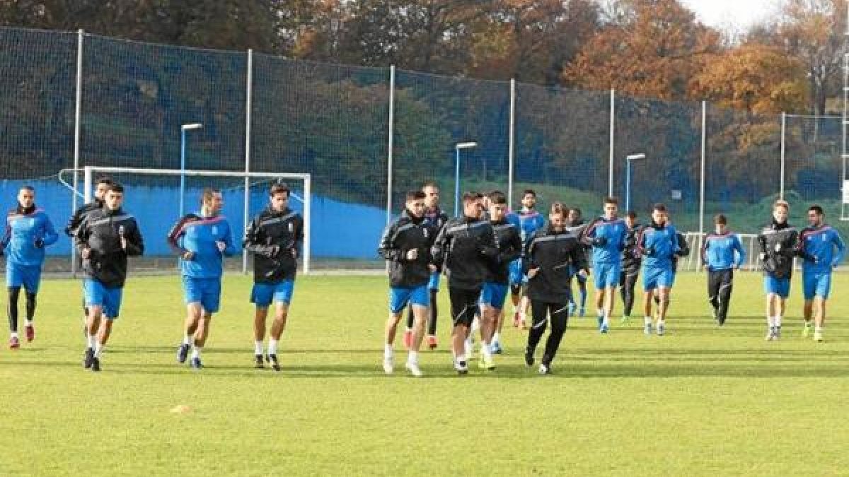 Los jugadores del Real Oviedo en plena faena.