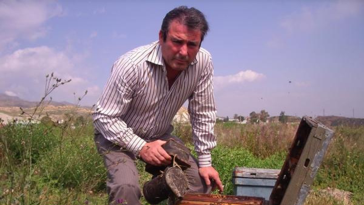 José Antonio Carreño,  apicultor trabajando en sus colmenas en Huércal de Almería.