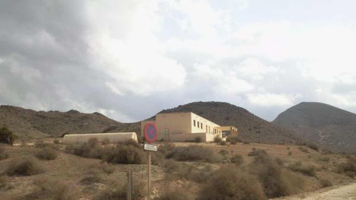 Edificio próximo a la playa de Mónsul donde iría el centro proyectado.