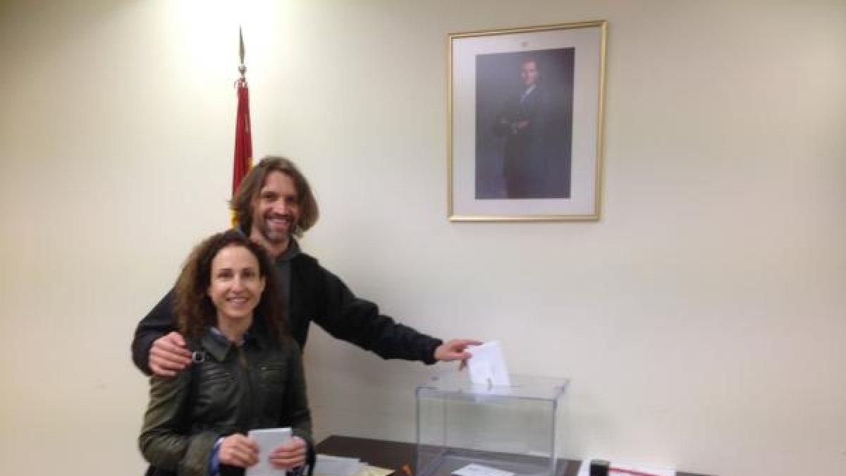 Marga García Visdómine y Jesús Ruiz Torres, votando en la embajada española. (Foto: @EmbajadaEspNZ)