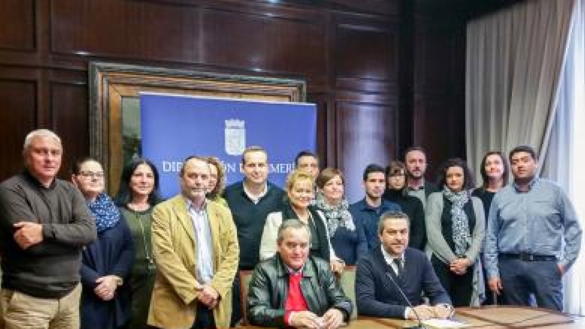 Alcaldes y ediles del PSOe del norte de la provincia, ayer en Diputación junto a dirigentes socialistas.