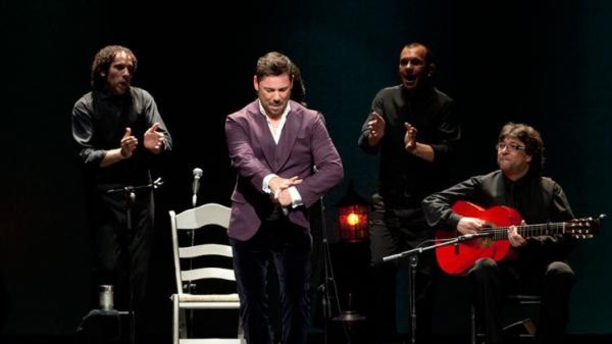 Actuación de Miguel Poveda en una imagen de Juan Luis Vela.