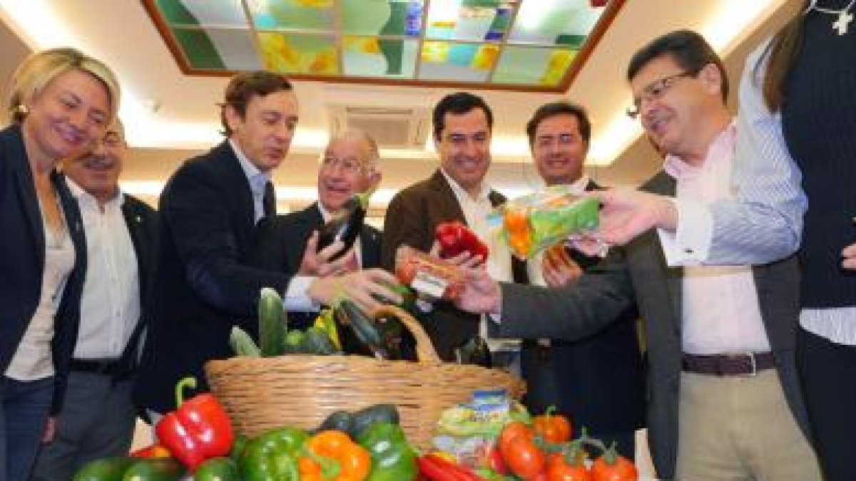 Los candidatos del PP ayer tras su reunión con Hortyfruta.