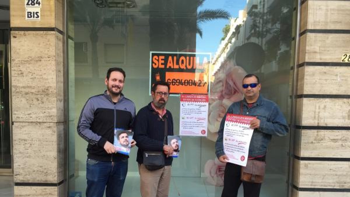 Carteles que cubren muchas de las calles del municipio a favor del comercio local.